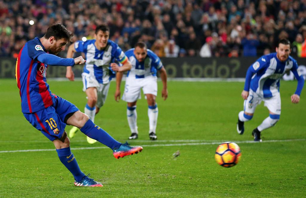 Barcelona's Lionel Messi scores a penalty against Leganes. REUTERS/Albert Gea
