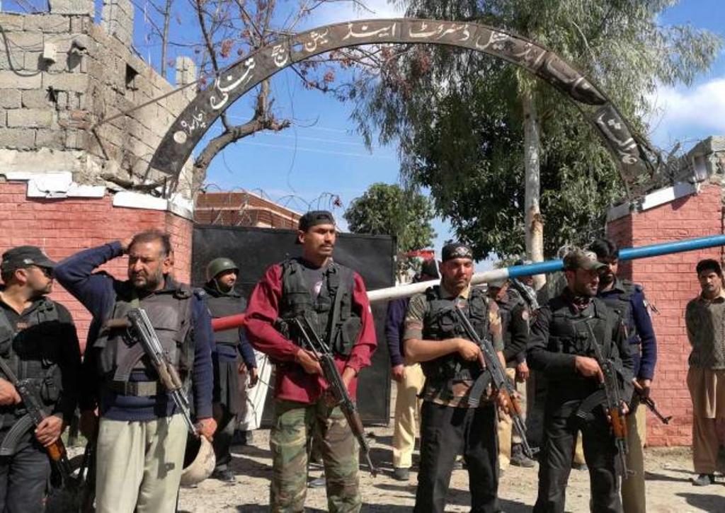 Police are hunting a suicide bomber believed to be on the loose inside a Pakistani court complex, officials said Tuesday, after a second was killed by security forces and a third detonated outside the main gates.
Photo: Reuters