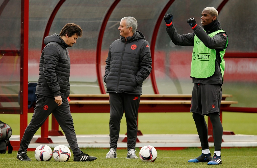 Manchester United's Paul Pogba and manager Jose Mourinho during training Reuters / Andrew Yates