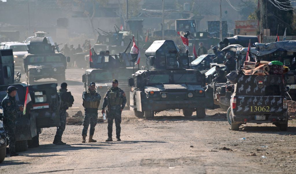 Iraqi security forces advance in the village of al-Buseif, south of Mosul, during an offencive to retake the western side of the city from Islamic State (IS) group fighters on February 21, 2017.  AFP / AHMAD AL-RUBAYE