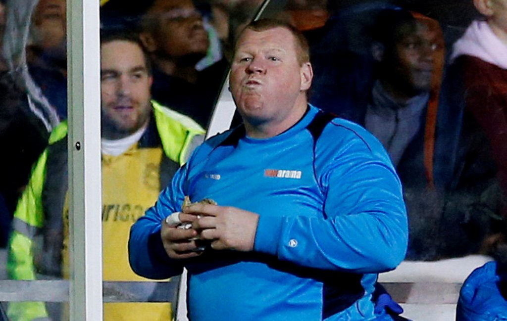 Sutton United's substitute Wayne Shaw eats a pie during the match. Reuters / Andrew Couldridge / File Photo