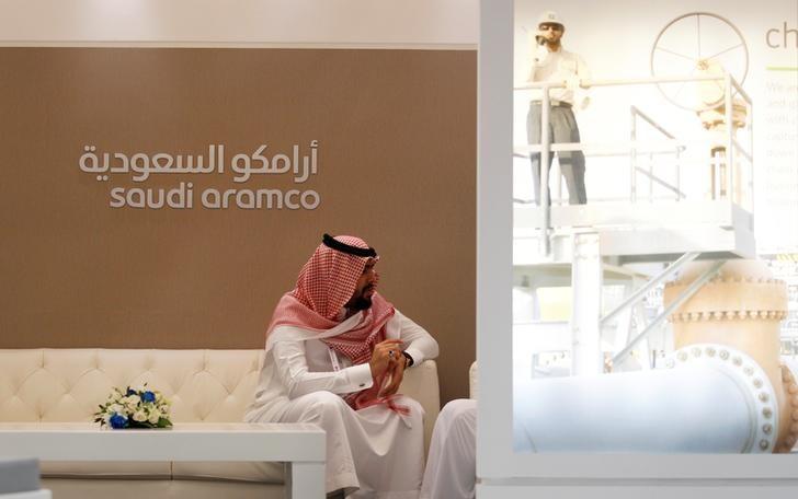 A Saudi Aramco employee sits in the area of its stand at the Middle East Petrotech 2016 in Manama, Bahrain, September 27, 2016 (REUTERS / Hamad I Mohammed) 