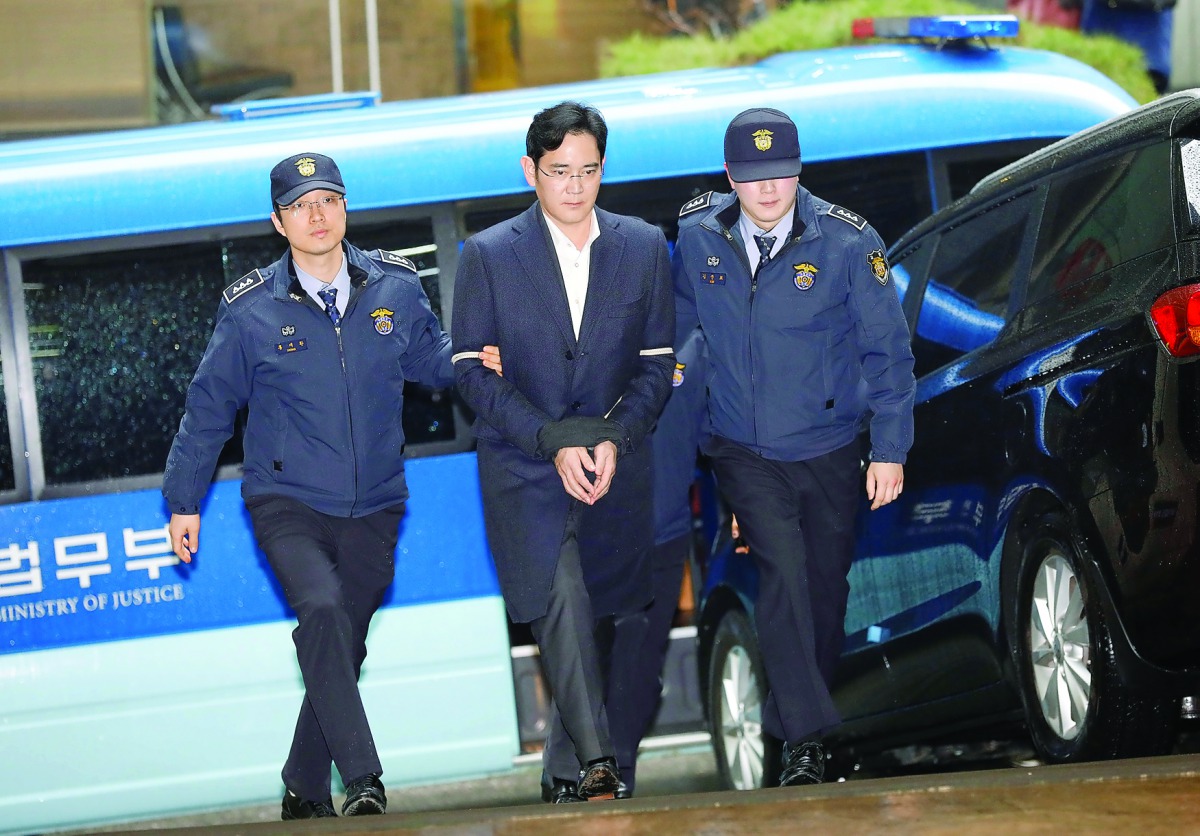 Samsung Group chief, Lee Jae-Yong arrives at the office of the independent counsel team in Seoul, yesterday.