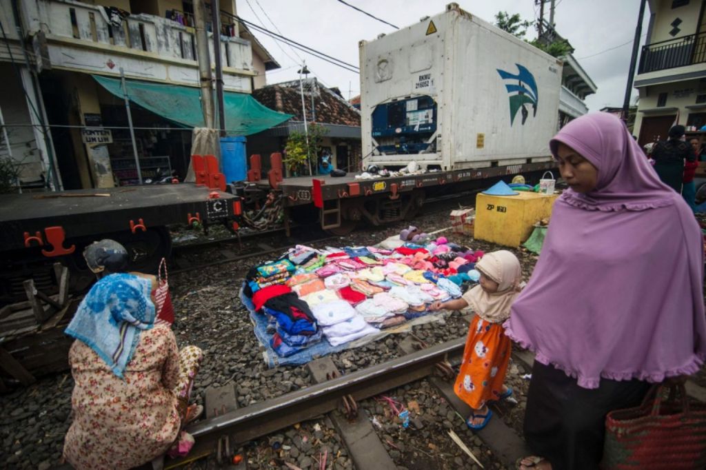 The four richest Indonesians are wealthier than the poorest 100 million people in the country, a study has found, highlighting how huge numbers have been left behind as the economy booms. PHOTO: AFP.