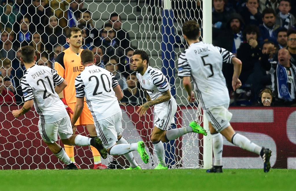 Juventus' Brazilian defender Dani Alves (2R) celebrates after scoring a goal during the UEFA Champions League round of 16 second leg football match FC Porto vs Juventus at the Dragao stadium in Porto on February 22, 2017. / AFP / MIGUEL RIOPA
