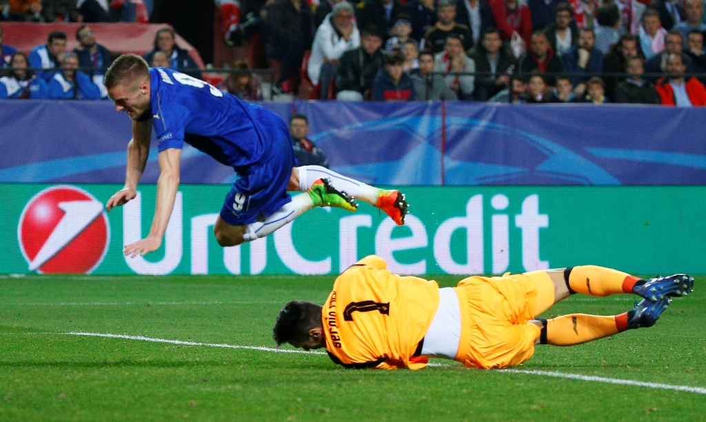 Leicester City's Jamie Vardy scores their first goal. Reuters / Paul Hanna 
