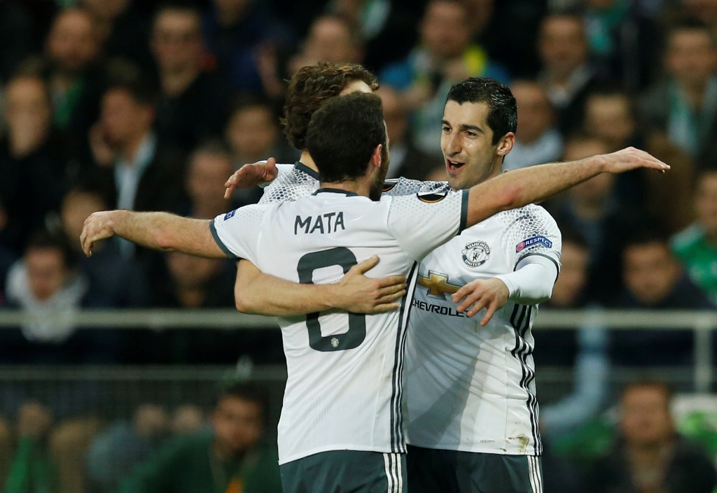 Manchester United's Henrikh Mkhitaryan celebrates scoring their first goal with team mates Action Images via Reuters / Andrew Boyers
