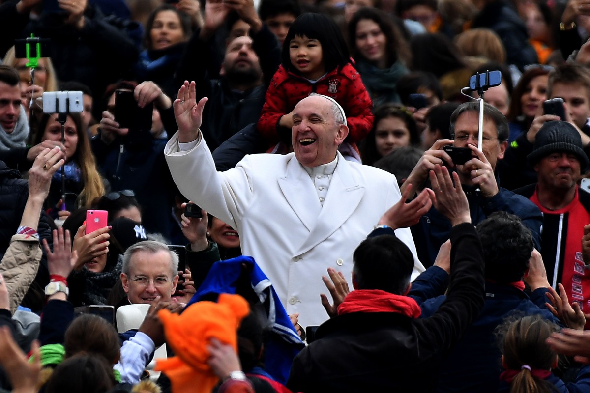 Pope Francis gestures as he arrives for his weekly general audience at Paul VI hall on February 22, 2016 at the Vatican. (AFP / Alberto PIZZOLI)
