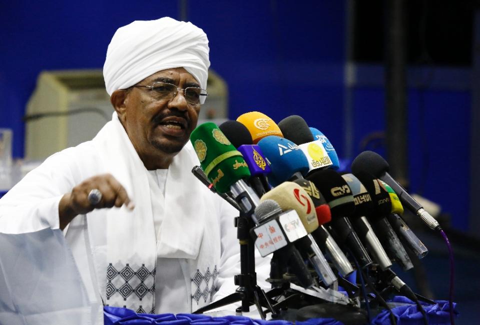 FILE PHOTO: Sudanese President Omar al-Bashir addresses top officials during a meeting on August 21, 2015 in Khartoum (AFP / Ashraf Shazly) 