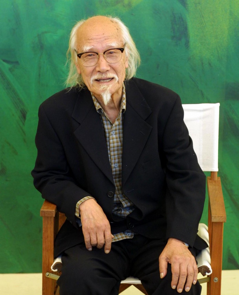 This picture taken on September 2, 2001, shows Japanese director Seijun Suzuki posing during a photo call for the presentation of 