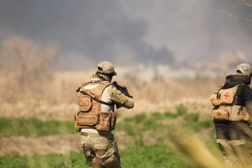 Rapid Response forces members cross farm land during a battle with Islamic State's militants south west Mosul, Iraq February 24, 2017. REUTERS/Zohra Bensemra.