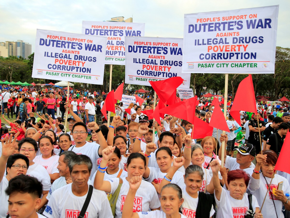 Philippine President Rodrigo Duterte supporters gather during a vigil backing the anti-drugs crackdown at the Luneta park in metro Manila, Philippines February 25, 2017. (Reuters/Romeo Ranoco)