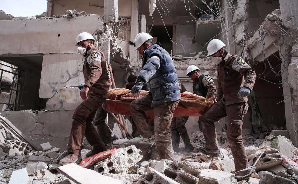 Syrian civil defence volunteers, known as the White Helmets, search for survivors following regime airstrike on the opposition-held neighbourhood of Tishrin on February 22, 2017. (AFP PHOTO).