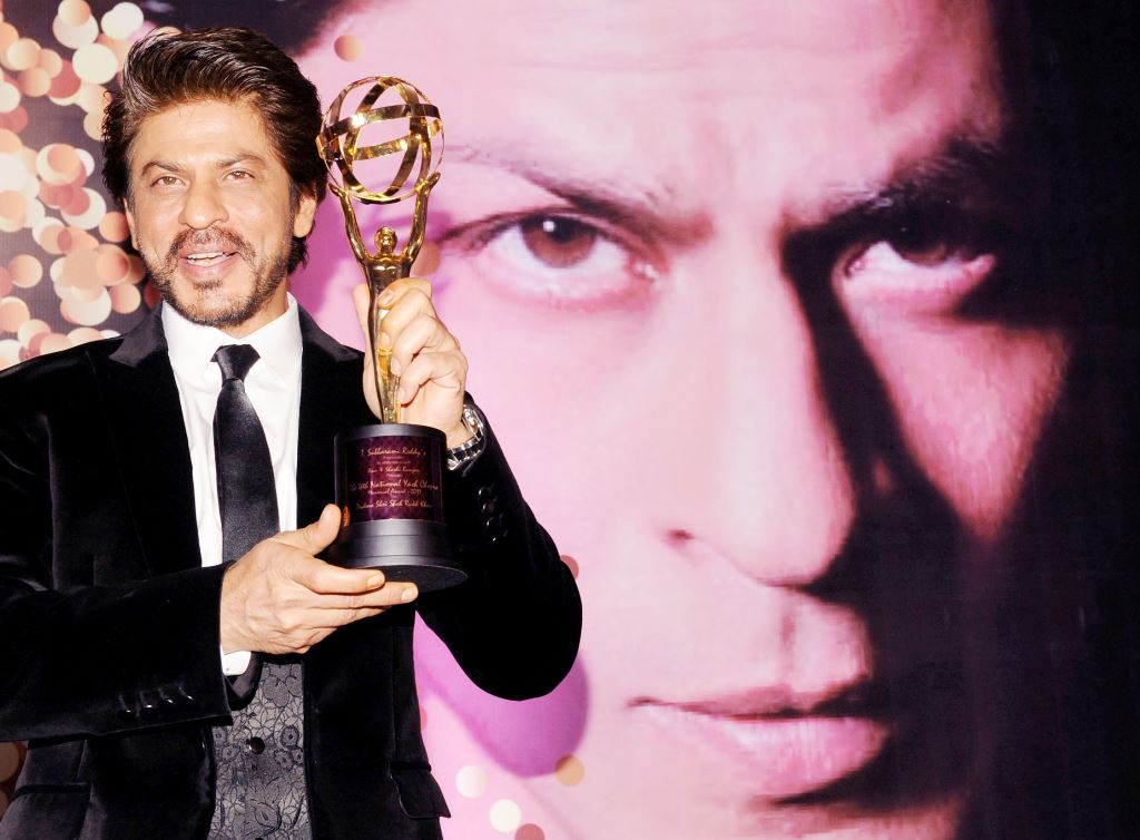 Indian Bollywood actor Shah Rukh Khan poses for a photograph with a National Yash Chopra Memorial Award in Mumbai on late February 25, 2017. AFP / STR
