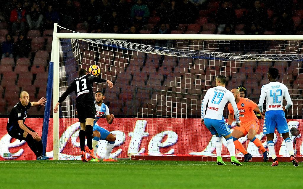 Atalanta's defender Mattia Caldara (L) scores a goal during the Italian Serie A football match Napoli vs Atalanta on February 25, 2017 at San Paolo stadium in Naples. / AFP / ALBERTO PIZZOLI
