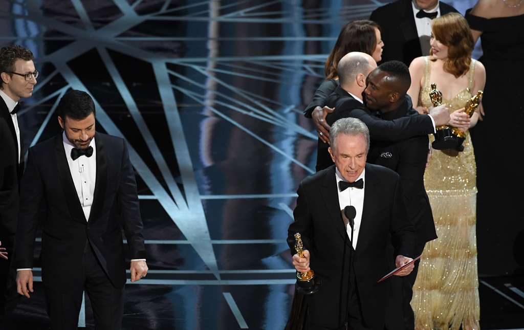 Actor Warren Beatty (R) announces the actual Best Picture winner as 'Moonlight,' not 'La La Land,' after a presentation error onstage during the 89th Annual Academy Awards at Hollywood & Highland Center on February 26, 2017 in Hollywood, California. Kevin