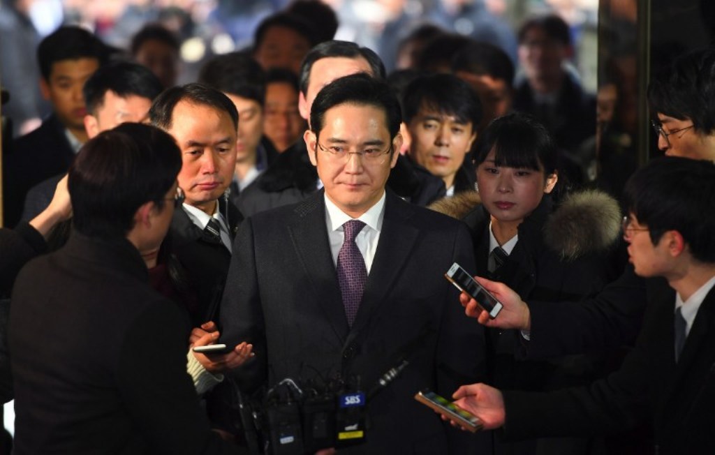 In this file photo, Samsung Group's heir-apparent Lee Jae-Yong (C) arrives at court for a hearing to review the issuing of his arrest warrant at the Seoul Central District Court in Seoul on January 18, 2017. Jung Yeon-Je/AFP