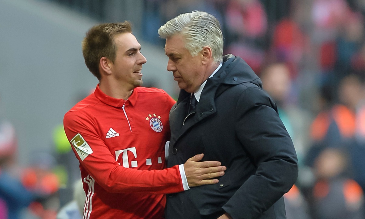 Bayern Munich's Italian head coach Carlo Ancelotti thanks Bayern Munich's defender Philipp Lahm (L) during the German first division Bundesliga football match between Bayern Munich and Hamburger SV in Munich, southern Germany, on February 25, 2017.  AFP /