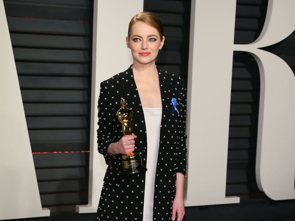 Emma Stone poses with her Best Actress award as she arrives to the Vanity Fair Party following the 88th Academy Awards at The Wallis Annenberg Center for the Performing Arts in Beverly Hills, California, on February 26, 2017. AFP / JEAN-BAPTISTE LACROIX
