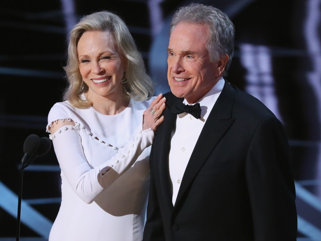 89th Academy Awards - Oscars Awards Show - Hollywood, California, U.S. - 26/02/17 - Warren Beatty and Faye Dunaway present the Best Picture. REUTERS/Lucy Nicholson