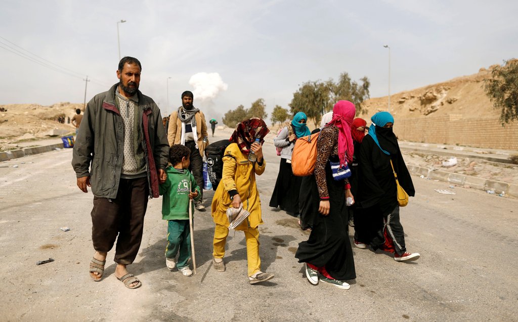 Displaced Iraqis flee their homes in Mamoun district as Iraqi forces battle with Islamic State militants, in western Mosul, Iraq March 1, 2017. REUTERS/Zohra Bensemra

