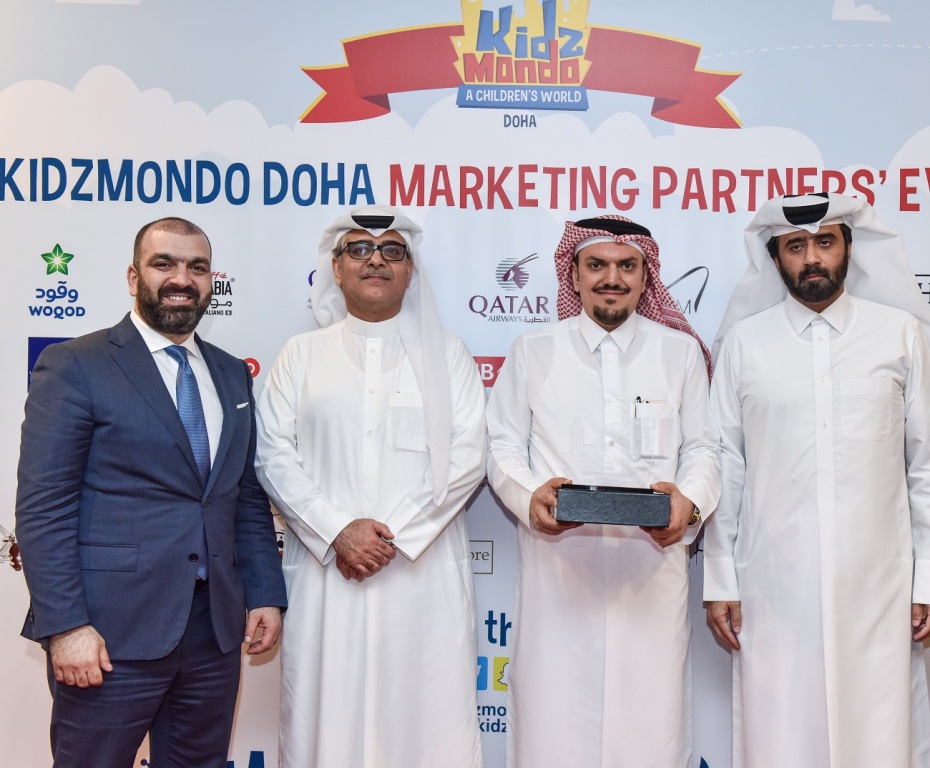 KidzMondo officials pose for a group photo.
