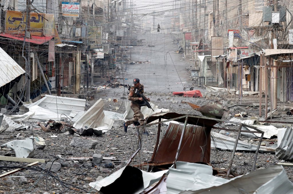  An Iraqi special forces soldier runs across a street during a battle with Islamic State militants in Mosul, Iraq March 3, 2017 REUTERS/Goran Tomasevic 