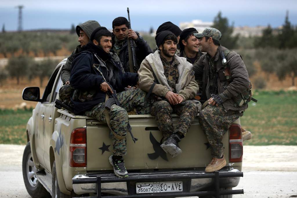Manbij Military Council forces, part of the US-backed Syrian Democratic Forces (SDF), prepare to head to the frontlines on the outskirts of the northern Syrian town of Manbij on March 3, 2017.  AFP / DELIL SOULEIMAN
