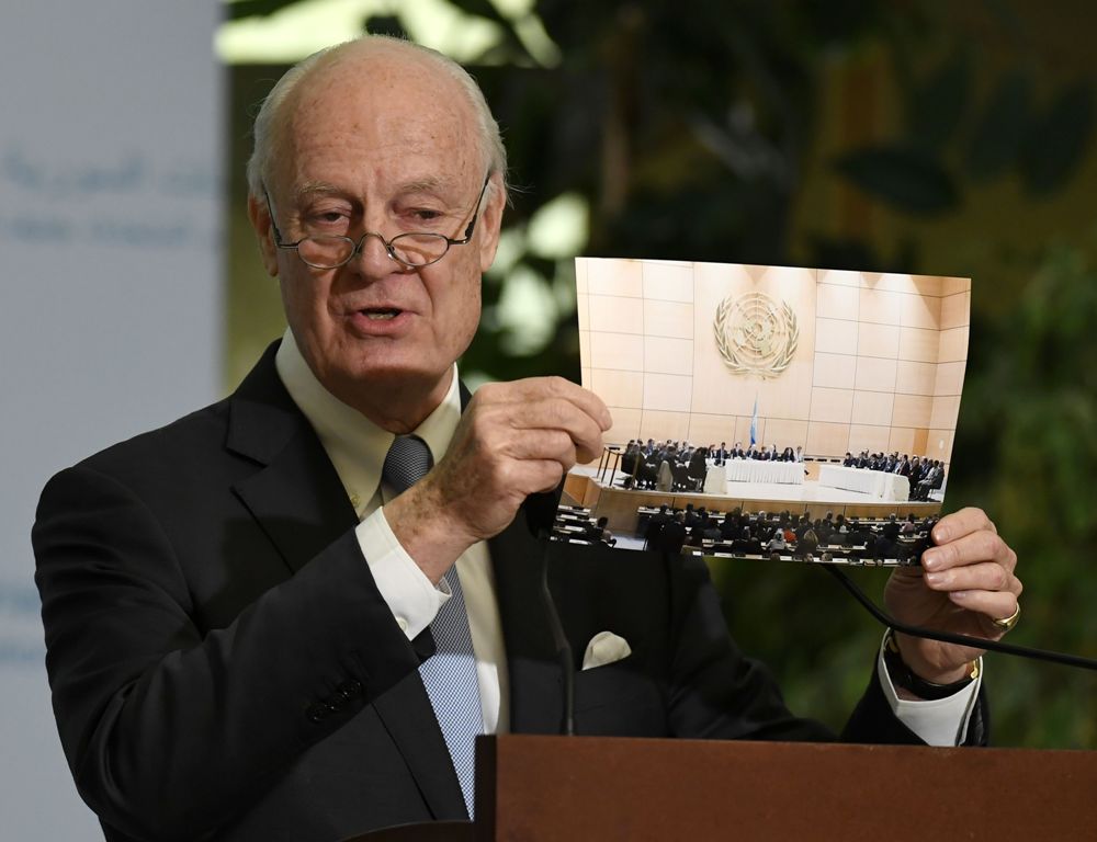 UN Special Envoy of the Secretary-General for Syria Staffan de Mistura shows a picture during a press conference as part of the Intra-Syrian peace talks at the European headquarters of the United Nations in Geneva, on March 3, 2017.  AFP / PHILIPPE DESMAZ