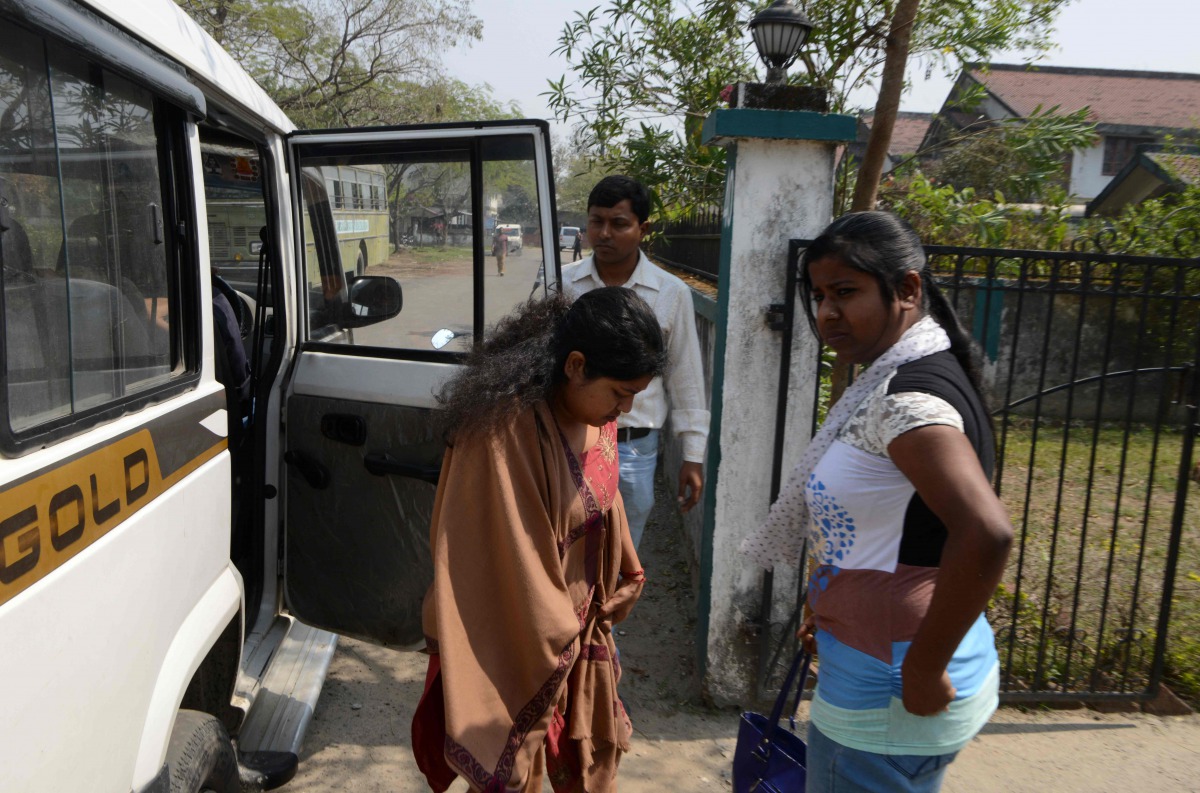 Indian Crime Investigation Department (CID) officials escort Sonali Mandal (C) from CID office in Siliguri on March 4, 2017, towards an appearance at a court in Jalpaiguri in the eastern Indian state of West Bengal, after her arrest as part of an alleged 