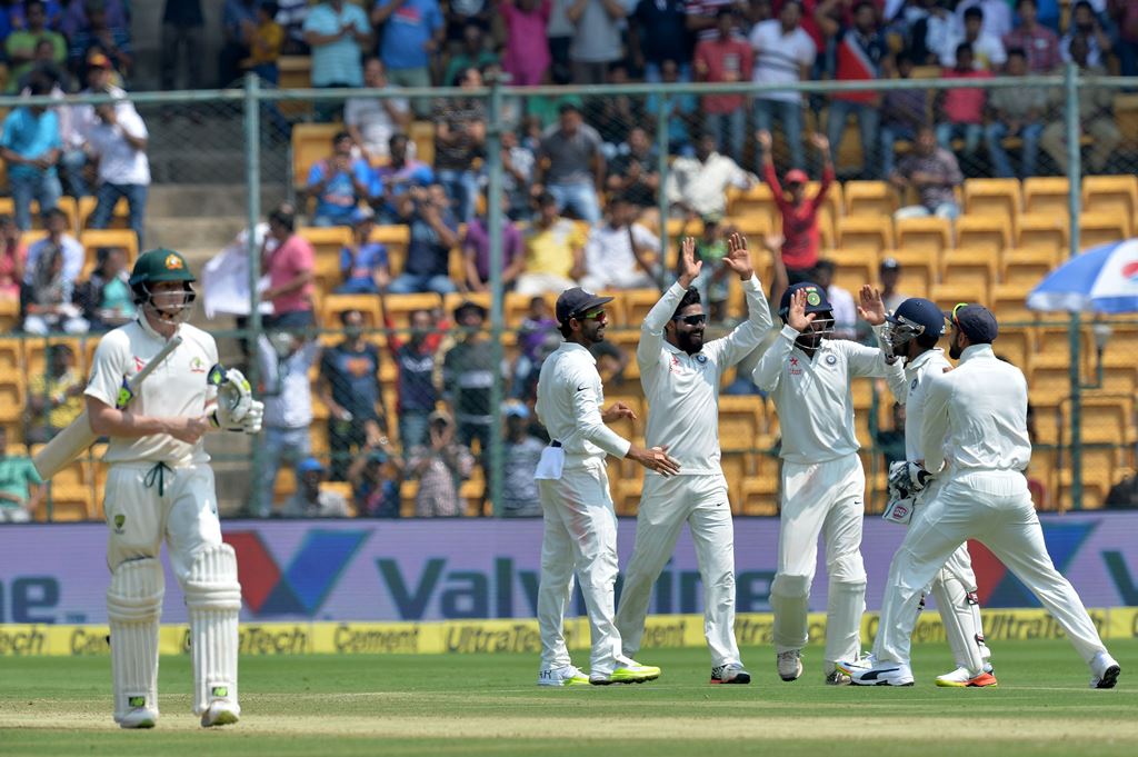 Indian players celebrate the catch dismissal of Australian captain Steve Smith (L) during the second day of the second cricket Test match between India and Australia at The M. Chinnaswamy Stadium in Bangalore on March 5, 2017. AFP / Manjunath Kiran / Gett