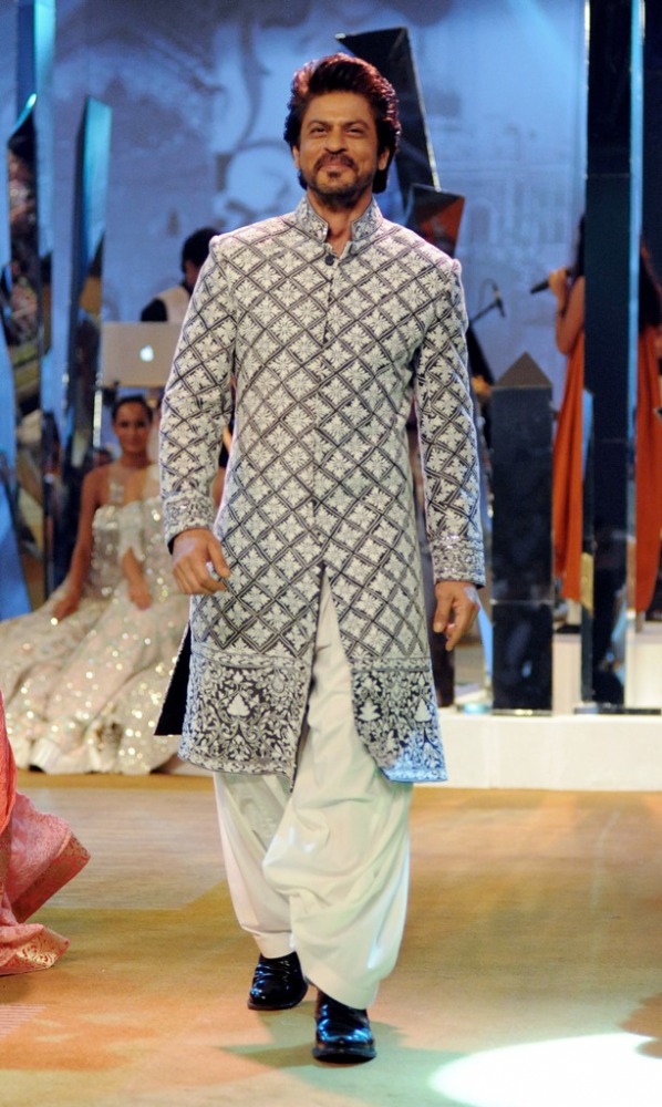Indian Bollywood actor Shah Rukh Khan showcases a creation by designer Manish Malhotra at the fundraiser Mijwan 2017 fashion show in Mumbai on March 5, 2017. / AFP / STRINGER
