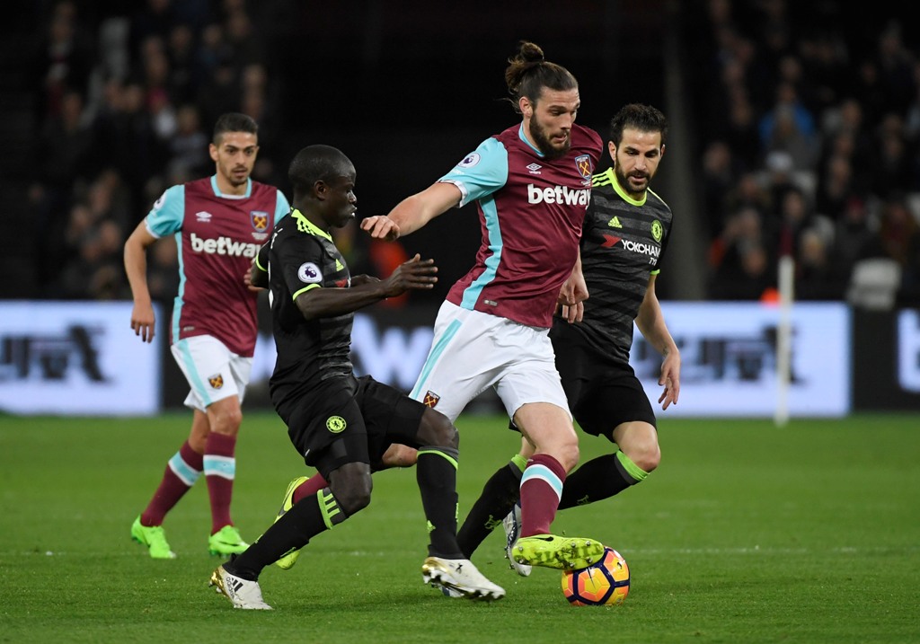  West Ham United's Andy Carroll in action with Chelsea's N'Golo Kante and Cesc Fabregas Reuters / Toby Melville