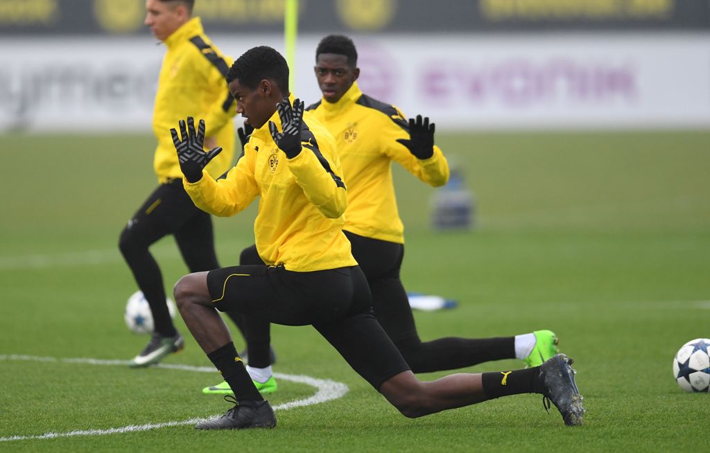 Dortmund's French midfielder Ousmane Dembele warms up during a training session in Dortmund, on March 7, 2017 on the eve of the Champions League football match between Borussia Dortmund and Benfica. / AFP / PATRIK STOLLARZ
