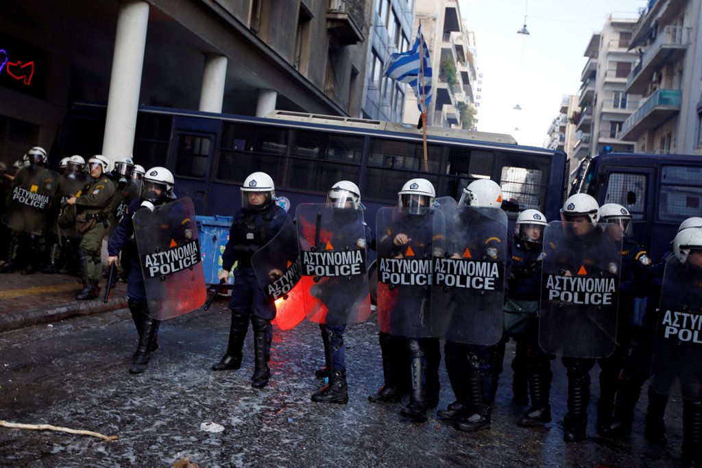 Riot police stand guard during clashes with Greek farmers from the island of Crete outside the Agriculture Ministry in Athens, Greece March 8, 2017. REUTERS/Alkis Konstantinidis.