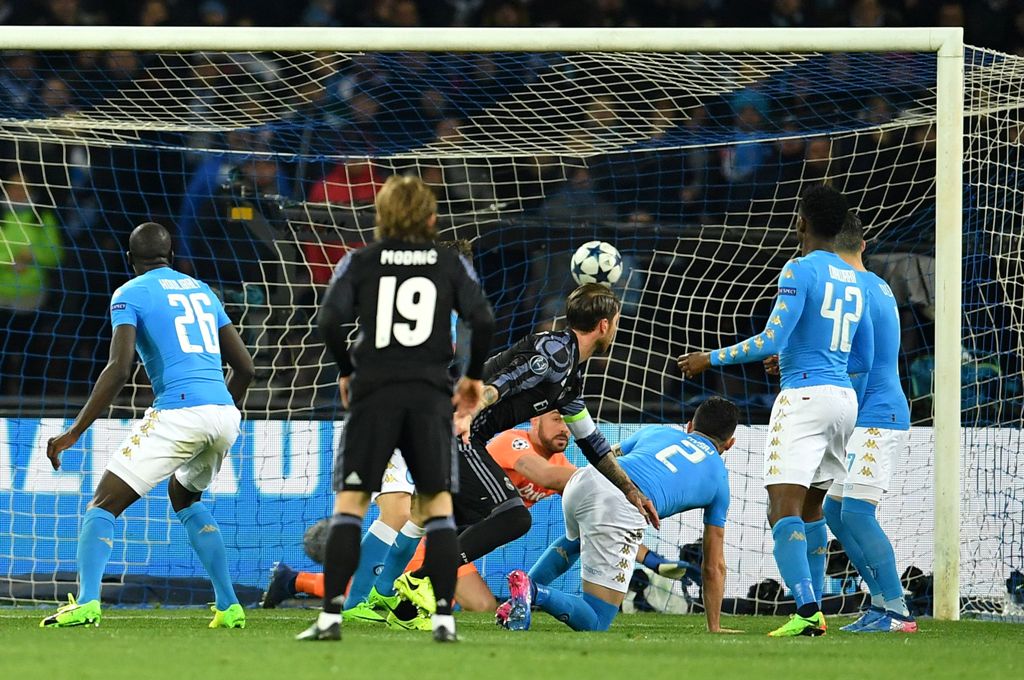 Real Madrid's defender Sergio Ramos (C) scores during the UEFA Champions League football match SSC Napoli vs Real Madrid on March 7, 2017 at the San Paolo stadium in Naples. / AFP / Alberto PIZZOLI
