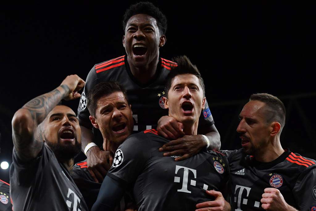 Bayern Munich's Polish forward Robert Lewandowski (2R) celebrates with Bayern Munich's Spanish midfielder Xabi Alonso (C), Bayern Munich's Austrian defender David Alaba, Bayern Munich's French midfielder Franck Ribery (R) and Bayern Munich's Chilean midfi