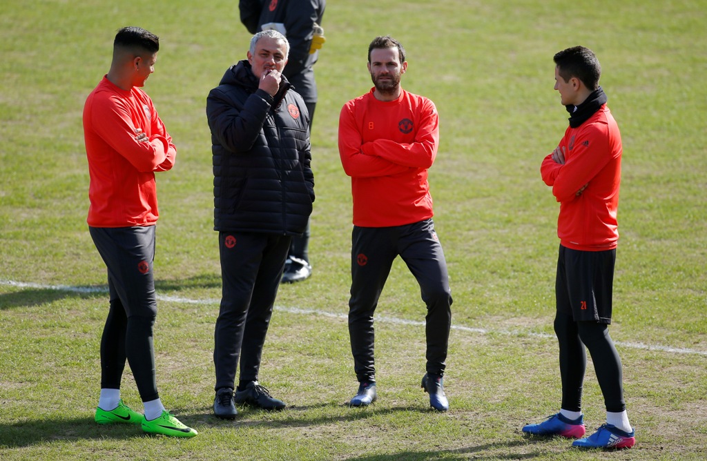 Manchester United coach Jose Mourinho with Juan Mata, Marcos Rojo and Ander Herrera during training, Rostov-on-Don, Russia. Reuters / Maxim Shemetov

