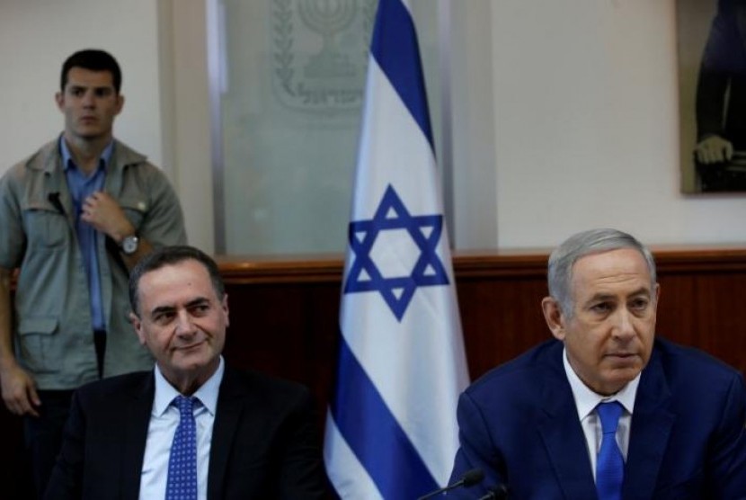 Israel's Prime Minister Benjamin Netanyahu (R) and Transportation Minister Yisrael Katz attend the weekly cabinet meeting in Jerusalem September 4, 2016. REUTERS/Ronen Zvulun

