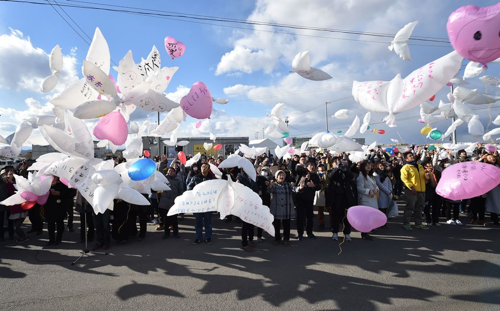 Balloons in the shape of doves are released into the air during a memorial service for victims of the 2011 quake-tsunami disaster in Natori, Miyagi prefecture on March 11, 2017. AFP / KAZUHIRO NOGI