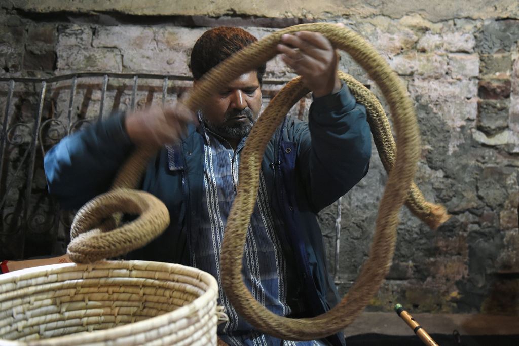 Indian street magician Ishamuddin Khan preparing to perform in New Delhi. AFP / Dominique Faget