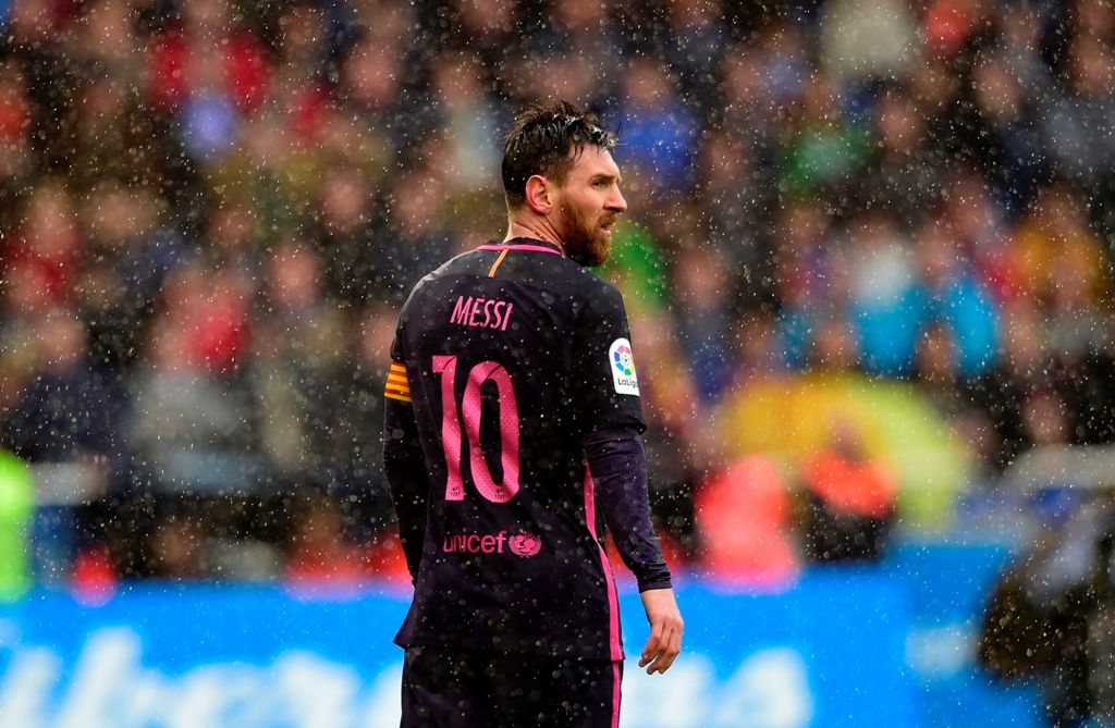 Barcelona's Argentinian forward Lionel Messi looks on during the Spanish league footbal match RC Deportivo de la Coruna vs FC Barcelona at the Municipal de Riazor stadium in La Coruna on March 12, 2017. / AFP / MIGUEL RIOPA
