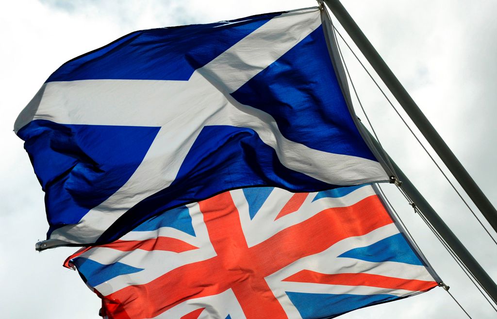 (FILES) A file picture taken on August 17, 2014, shows Scotland's Saltire flag (Top) and Britain's Union flag in Gretna in Scotland, ahead of the referendum on Scotland's independence.  AFP / ANDY BUCHANAN