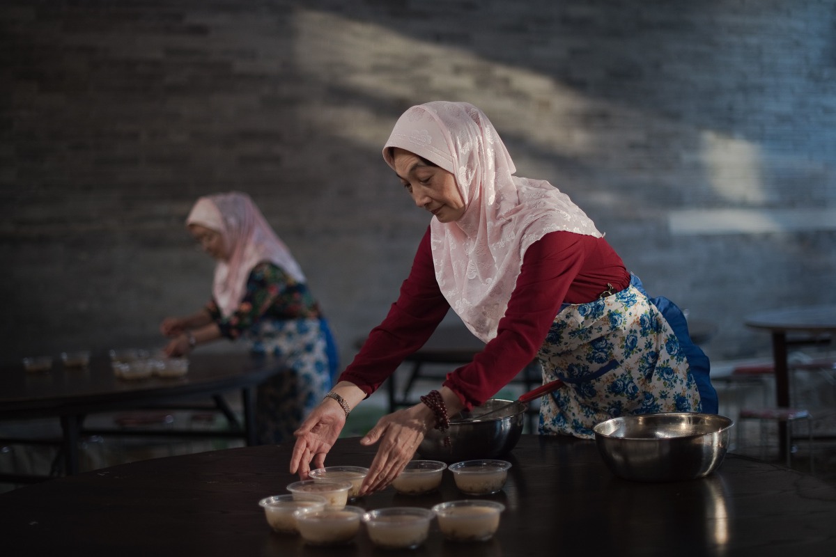 FILE PHOTO: Chinese Muslims prepare a free meal to be served for Iftar, after Friday prayers at the Niujie mosque during the holy month of Ramadan in Beijing on July 1, 2016 (AFP) 