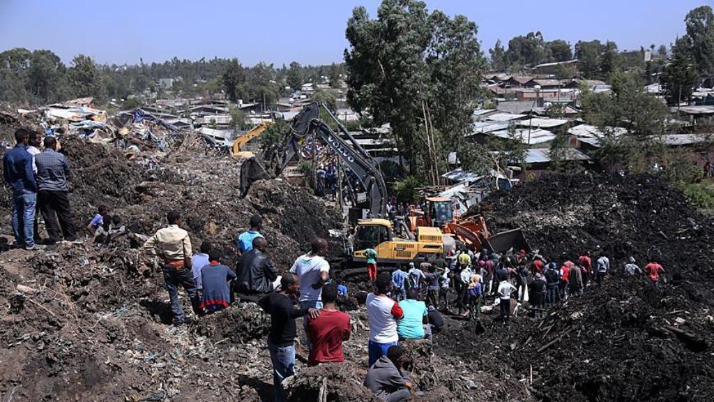 Rescue workers search for those buried by a landslide that swept through a massive garbage dump, killing at least 10 people and leaving several missing at Koshe rubbish tip in Kolfe Keranio district of Addis Ababa, Ethiopia on March 12, 2017. (Minasse Won