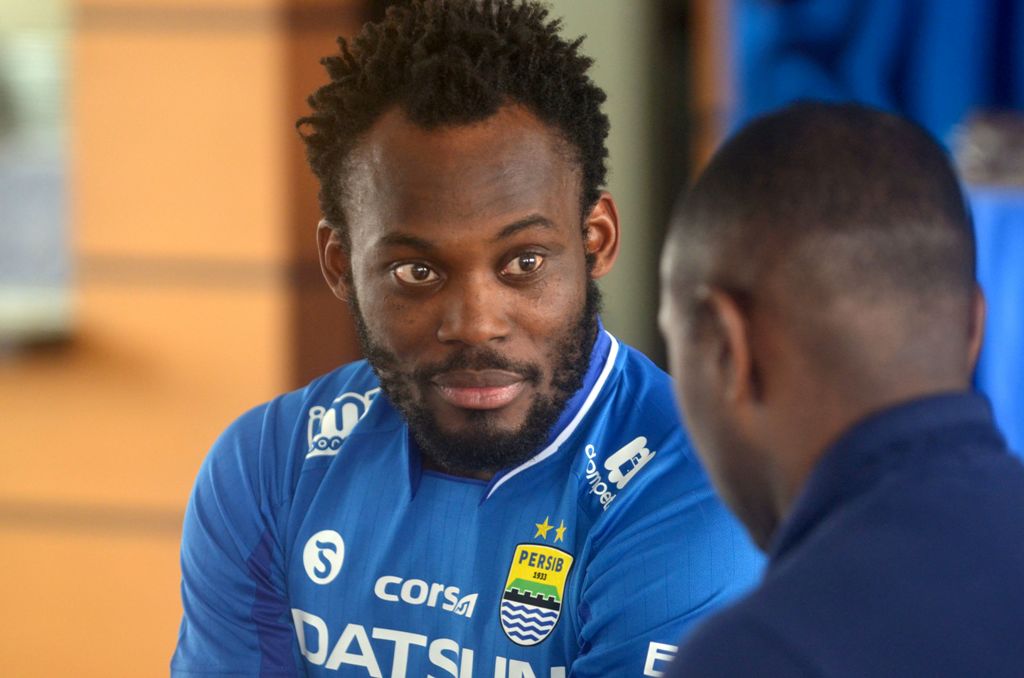 Former AC Milan, Real Madrid and Chelsea midfielder Michael Essien of Ghana (L) takes part in a ceremony announcing his joining of the Indonesian football club Persib in Bandung on March 14, 2017.   AFP / TIMUR MATAHARI

