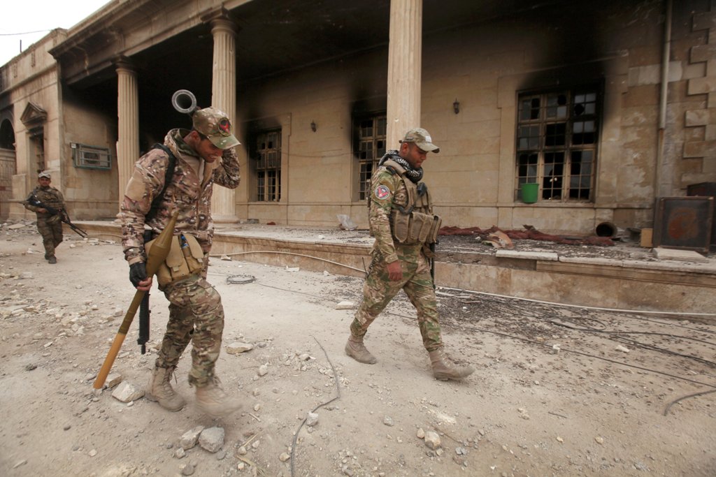 Iraqi rapid response forces carry their weapons during clashes with Islamic State militants in Mosul, Iraq March 13, 2017. Picture taken March 13, 2017. REUTERS/Azad Lashkari
