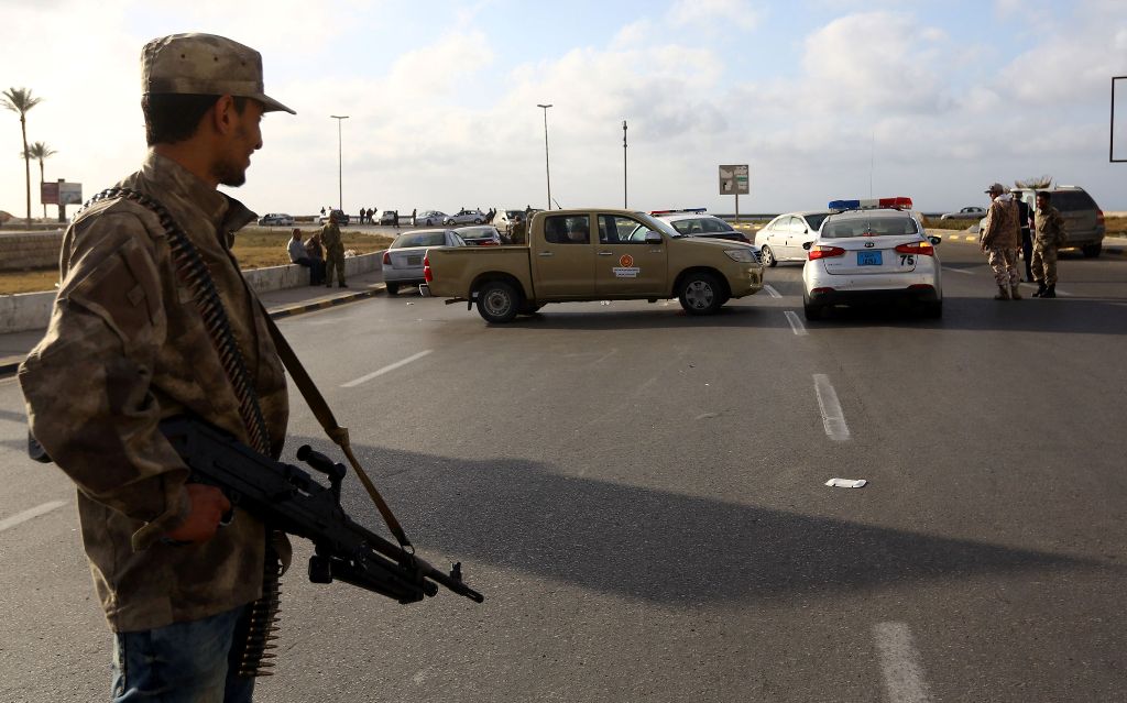Forces loyal to Libya's Government of National Accord (GNA) man a checkpoint in the Hay al-Andalus neighbourhood of Tripoli on March 14, 2017, following clashes between rival armed groups. / AFP / MAHMUD TURKIA
