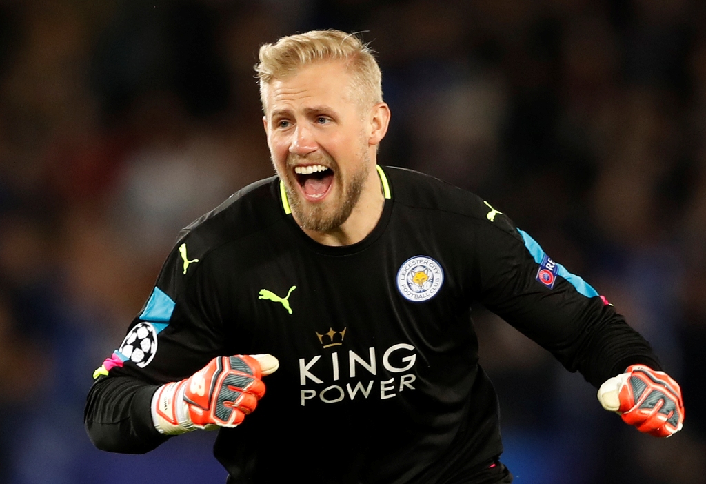 Leicester City's Kasper Schmeichel celebrates after Wes Morgan scores their first goal. Reuters / Carl Recine Livepic
