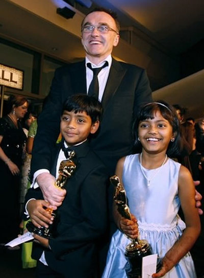 Director Danny Boyle poses with ''Slumdog Millionaire'' actors Azharuddin Mohammed Ismail (L) and Rubina Ali at the Governors Ball during the 81st Academy Awards in Hollywood, California February 22, 2009. REUTERS/Lucas Jackson